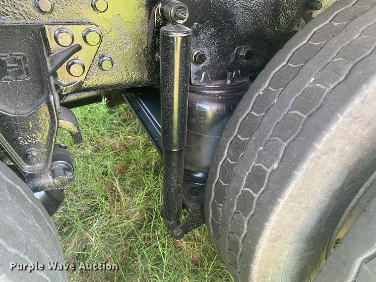 image for item DK6350 2002 International 2574  flatbed truck