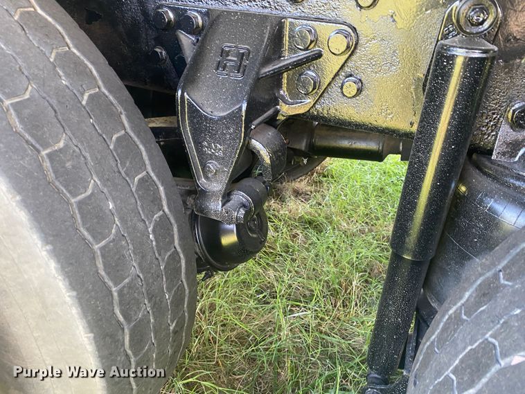 image for item DK6350 2002 International 2574  flatbed truck