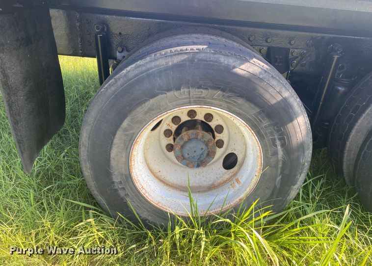 image for item DK6350 2002 International 2574  flatbed truck