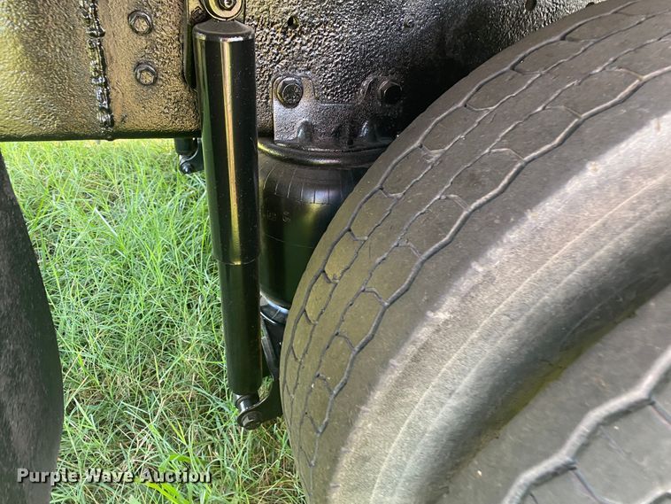 image for item DK6350 2002 International 2574  flatbed truck