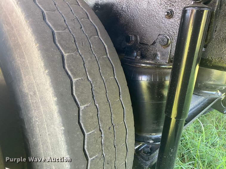 image for item DK6350 2002 International 2574  flatbed truck