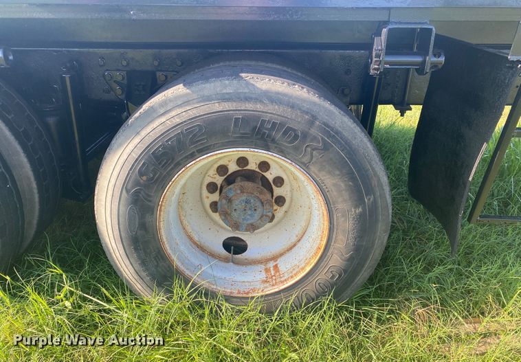 image for item DK6350 2002 International 2574  flatbed truck