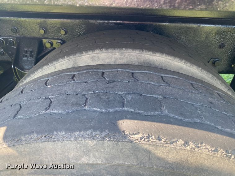 image for item DK6350 2002 International 2574  flatbed truck