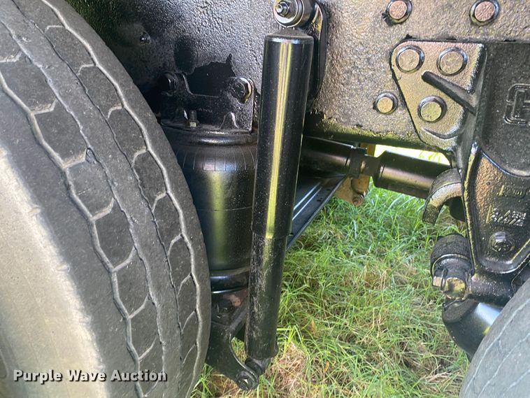 image for item DK6350 2002 International 2574  flatbed truck