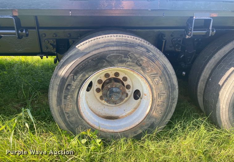 image for item DK6350 2002 International 2574  flatbed truck