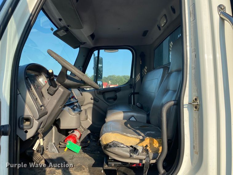 image for item DK6352 2006 Freightliner Business Class M2  flatbed truck