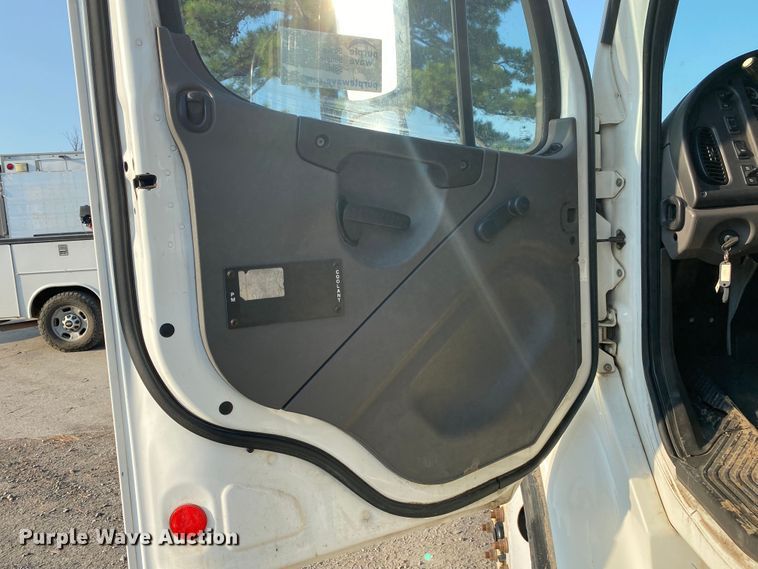 image for item DK6352 2006 Freightliner Business Class M2  flatbed truck