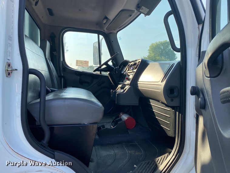 image for item DK6352 2006 Freightliner Business Class M2  flatbed truck