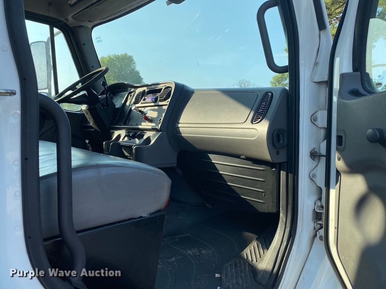 image for item DK6352 2006 Freightliner Business Class M2  flatbed truck