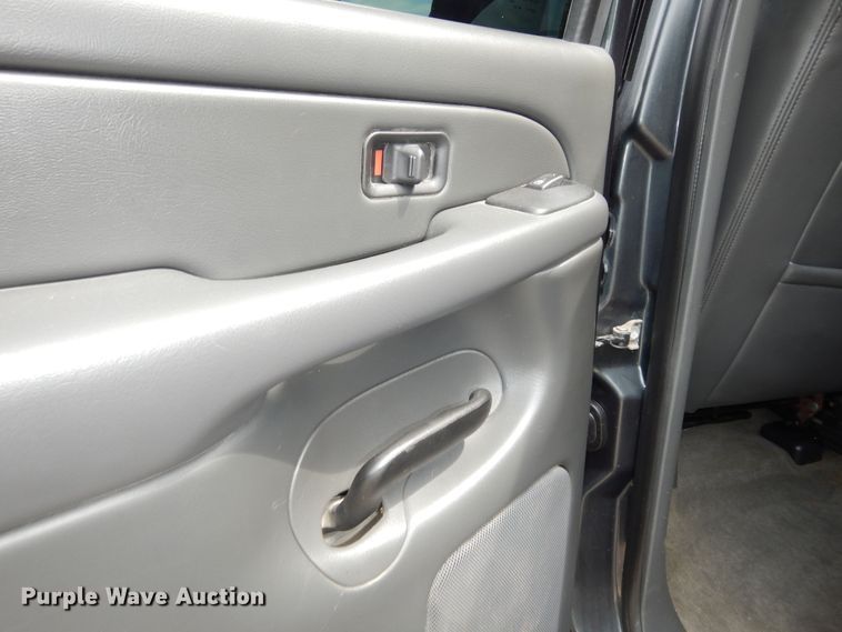 image for item DN1667 2005 Chevrolet Silverado 2500HD  Crew Cab pickup truck