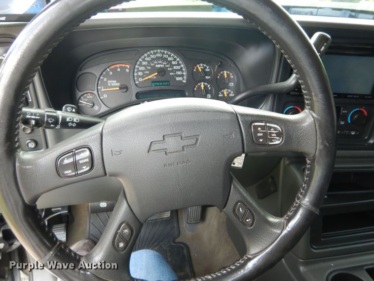 image for item DN1667 2005 Chevrolet Silverado 2500HD  Crew Cab pickup truck