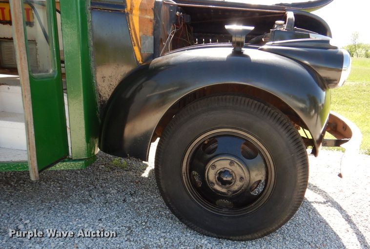 image for item DN7394 1946 Chevrolet  bus
