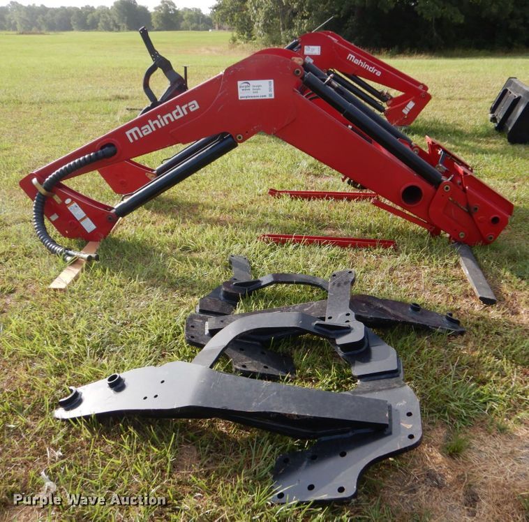 image for item DO1438 Mahindra 9125CL  loader