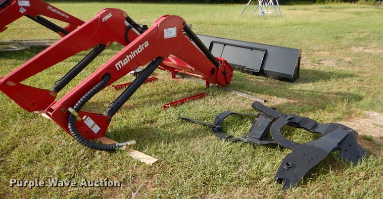 image for item DO1438 Mahindra 9125CL  loader