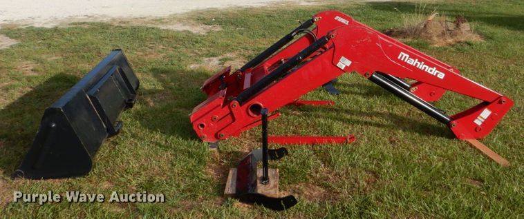 image for item DO1438 Mahindra 9125CL  loader