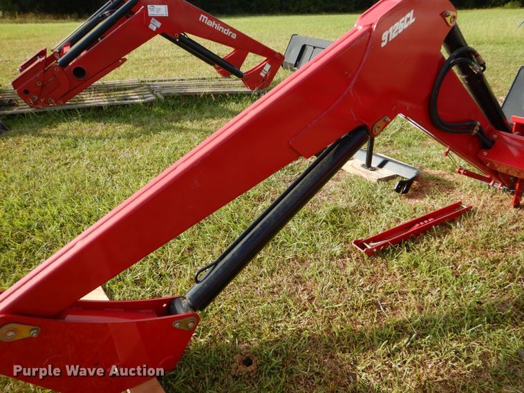 image for item DO1438 Mahindra 9125CL  loader