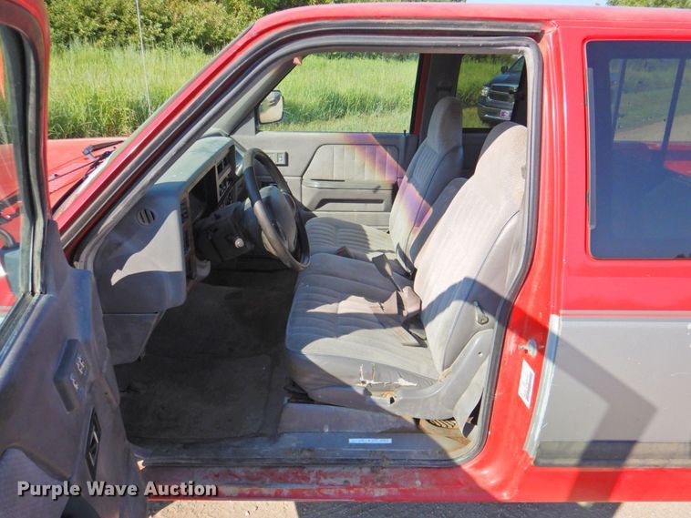 image for item DP4700 1994 Dodge Dakota  Club Cab pickup truck