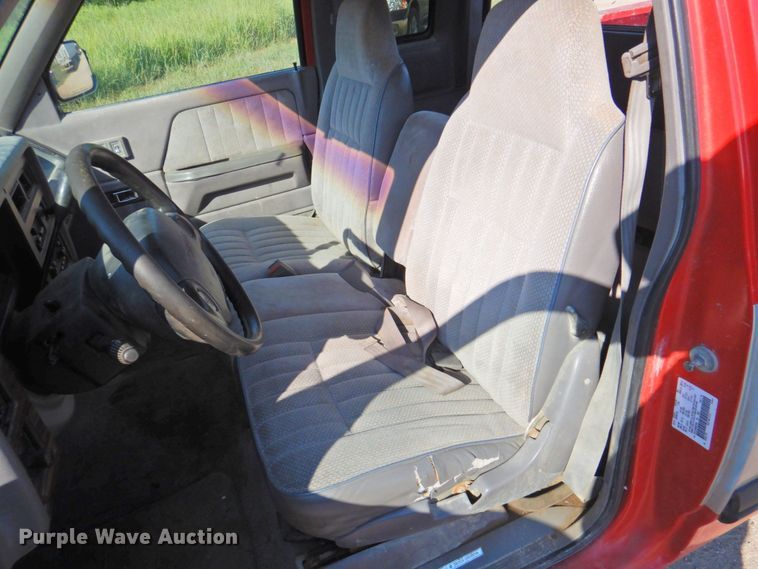 image for item DP4700 1994 Dodge Dakota  Club Cab pickup truck