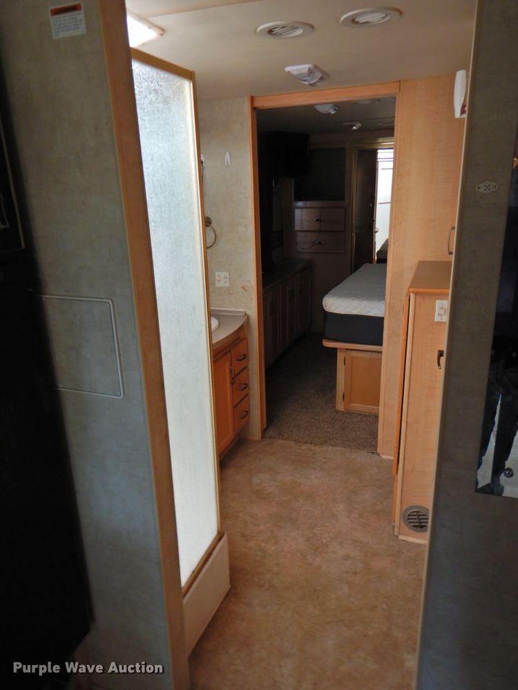 image for item DP4705 2005 Fleetwood Bounder  RV