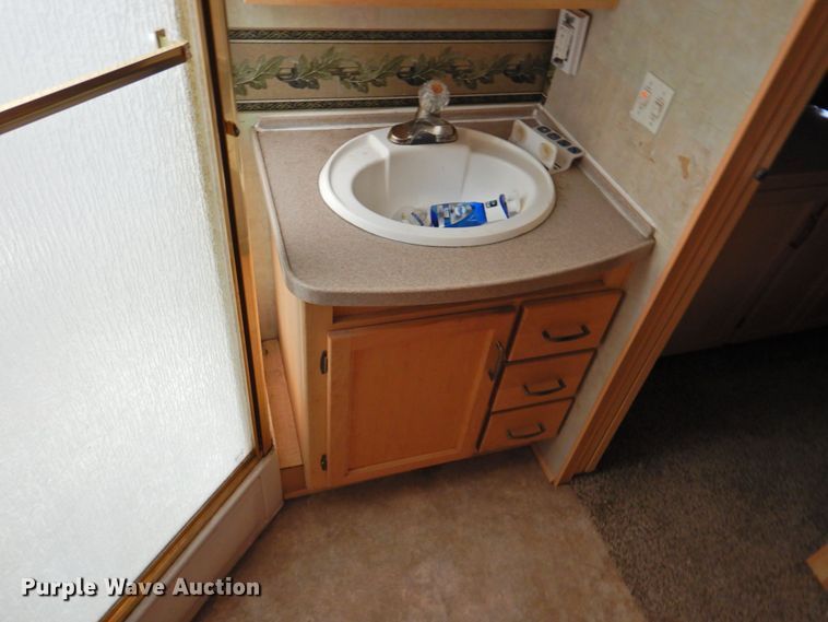 image for item DP4705 2005 Fleetwood Bounder  RV