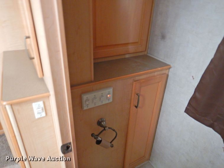 image for item DP4705 2005 Fleetwood Bounder  RV