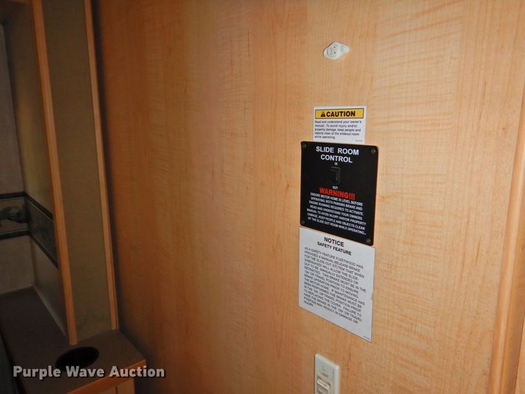 image for item DP4705 2005 Fleetwood Bounder  RV