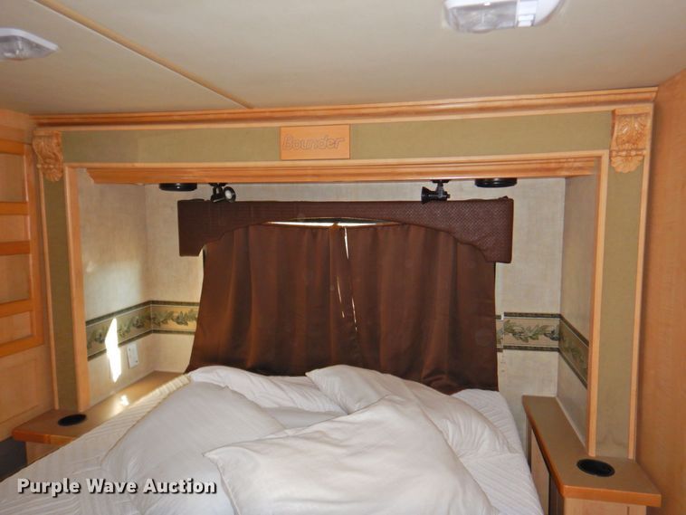 image for item DP4705 2005 Fleetwood Bounder  RV