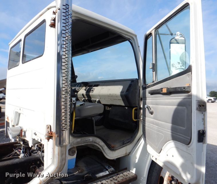 image for item DS8129 1999 Freightliner FL70  truck cab and chassis