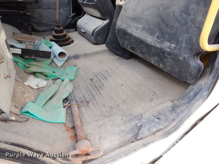 image for item DS8129 1999 Freightliner FL70  truck cab and chassis