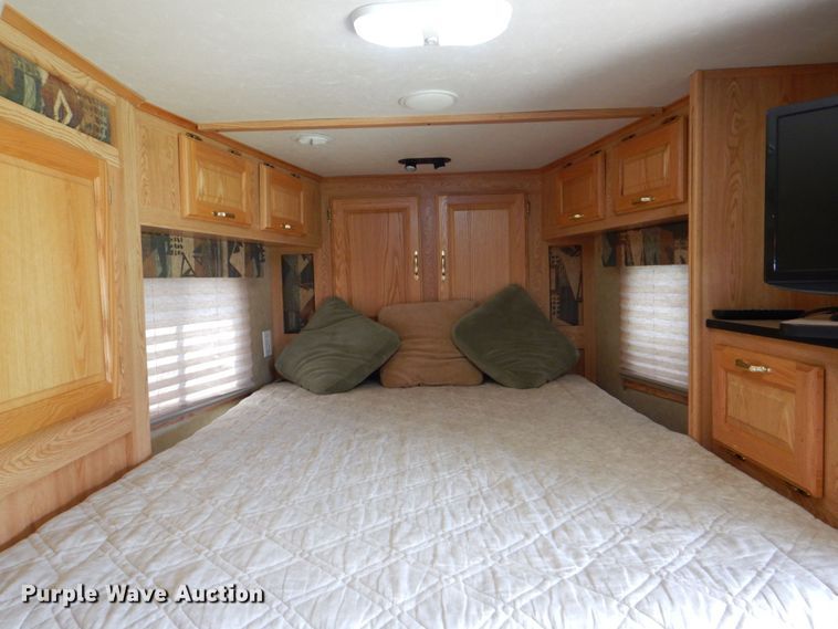 image for item DS8145 2005 Kiefer Built Genesis X-380  livestock trailer