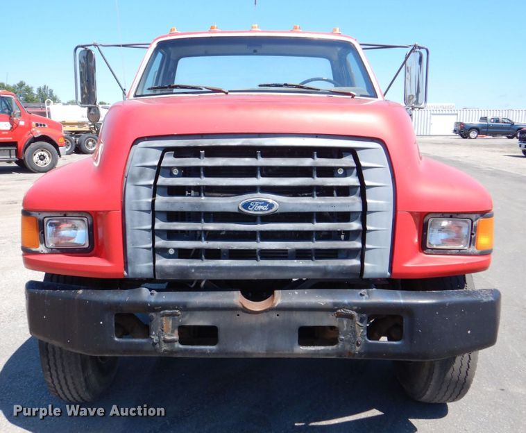 image for item DS8153 1998 Ford F800  truck cab and chassis