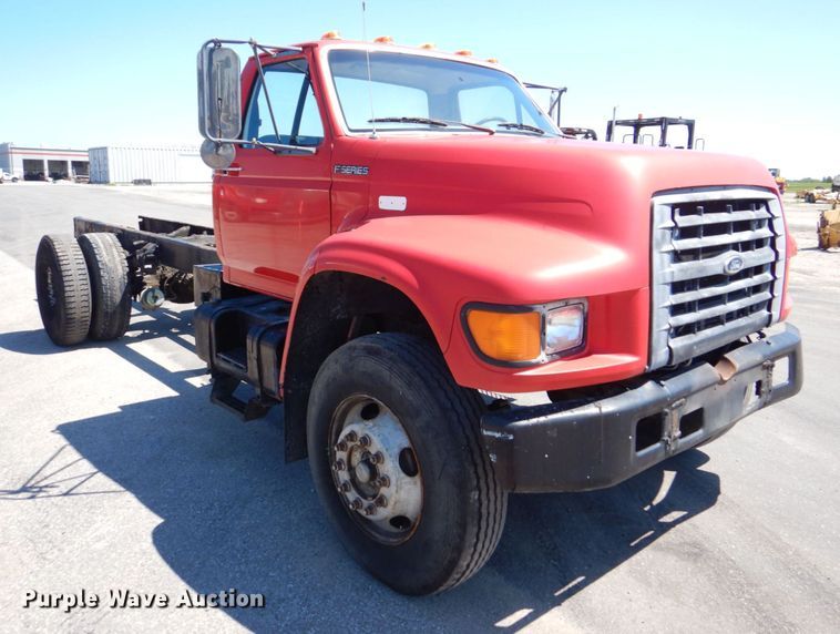 image for item DS8153 1998 Ford F800  truck cab and chassis
