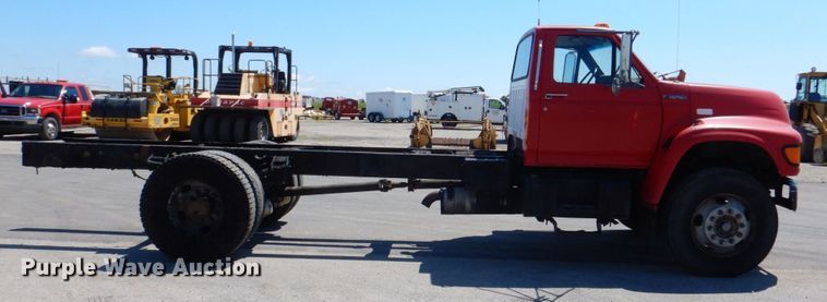 image for item DS8153 1998 Ford F800  truck cab and chassis