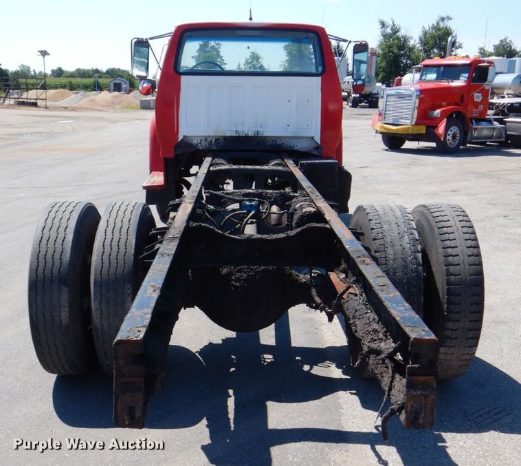 image for item DS8153 1998 Ford F800  truck cab and chassis