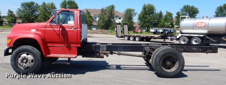 image for item DS8153 1998 Ford F800  truck cab and chassis