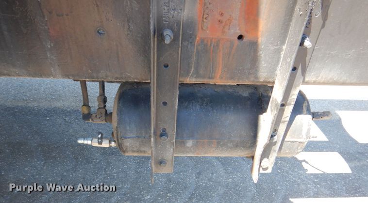 image for item DS8153 1998 Ford F800  truck cab and chassis