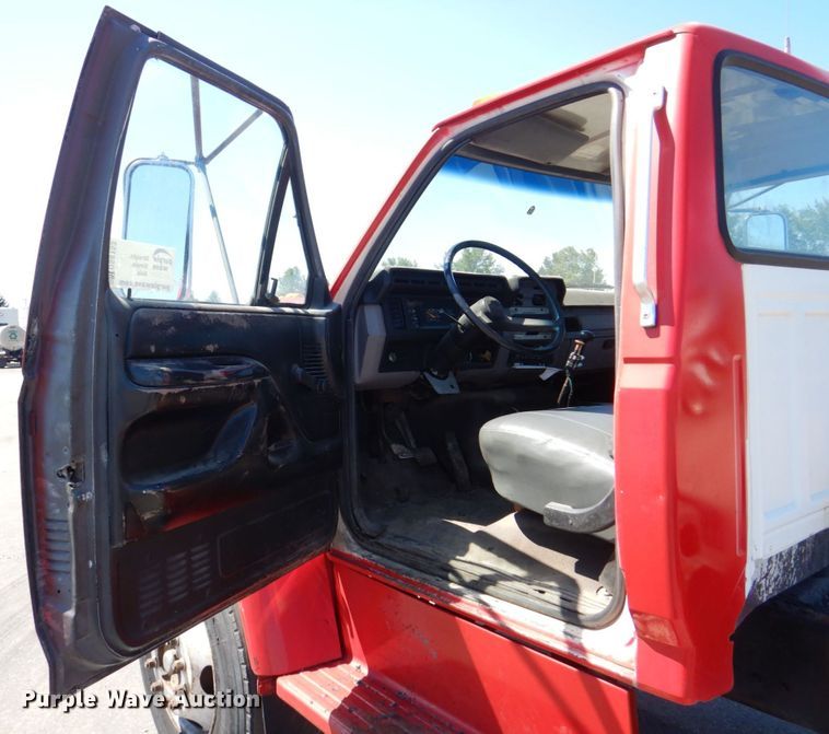 image for item DS8153 1998 Ford F800  truck cab and chassis