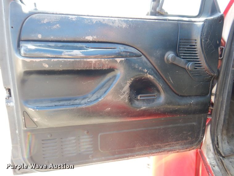 image for item DS8153 1998 Ford F800  truck cab and chassis