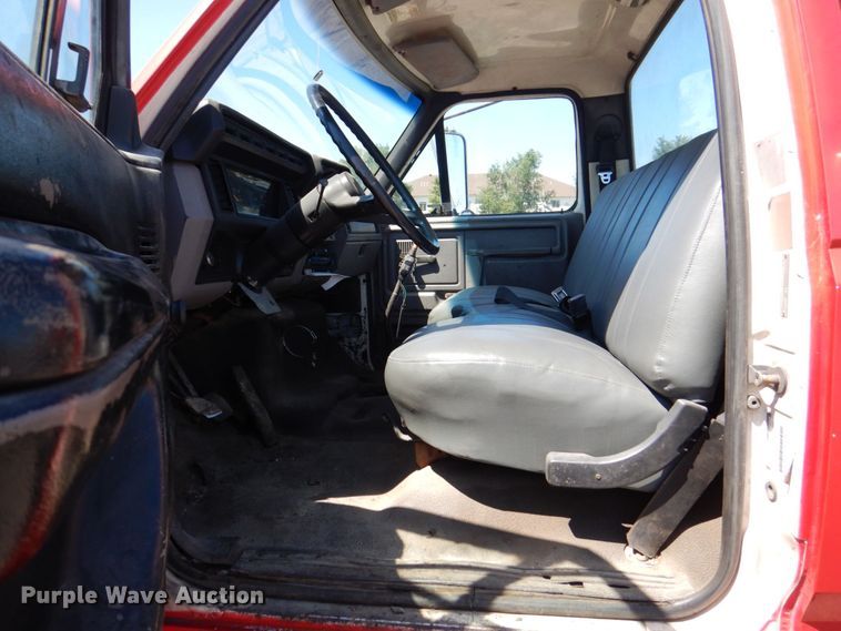 image for item DS8153 1998 Ford F800  truck cab and chassis