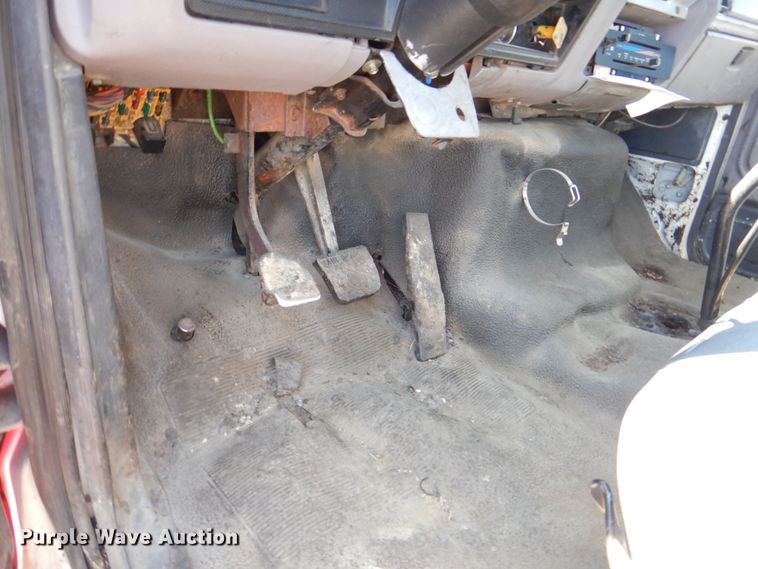 image for item DS8153 1998 Ford F800  truck cab and chassis