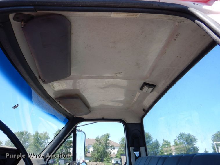 image for item DS8153 1998 Ford F800  truck cab and chassis