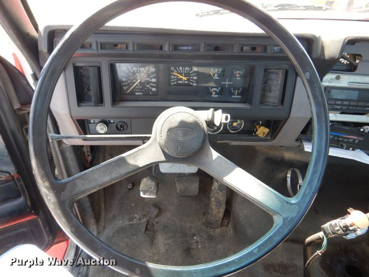 image for item DS8153 1998 Ford F800  truck cab and chassis