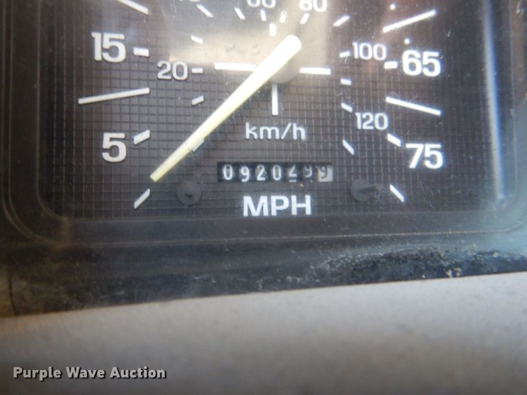 image for item DS8153 1998 Ford F800  truck cab and chassis