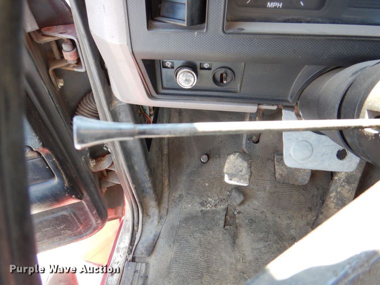 image for item DS8153 1998 Ford F800  truck cab and chassis