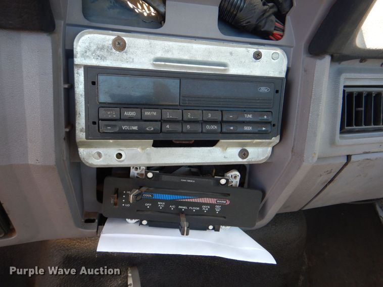 image for item DS8153 1998 Ford F800  truck cab and chassis