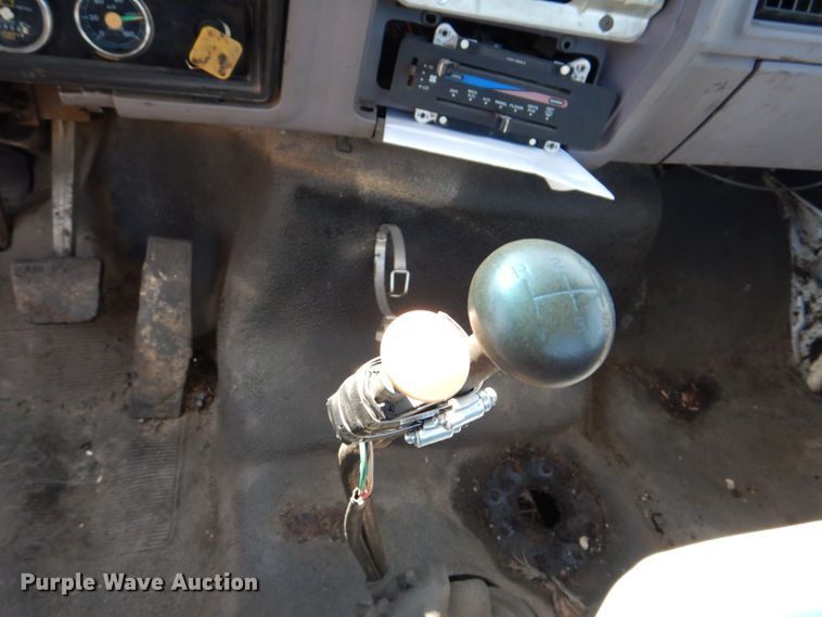 image for item DS8153 1998 Ford F800  truck cab and chassis