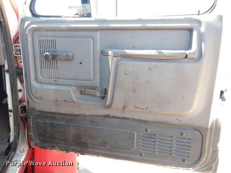 image for item DS8153 1998 Ford F800  truck cab and chassis