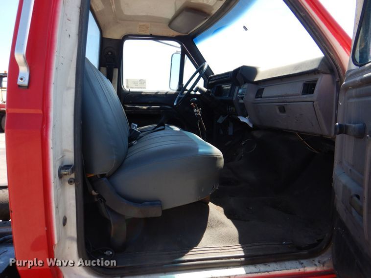 image for item DS8153 1998 Ford F800  truck cab and chassis