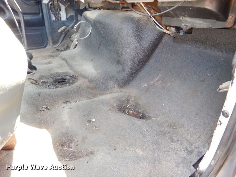 image for item DS8153 1998 Ford F800  truck cab and chassis