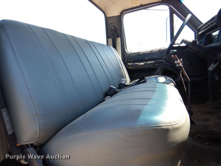 image for item DS8153 1998 Ford F800  truck cab and chassis